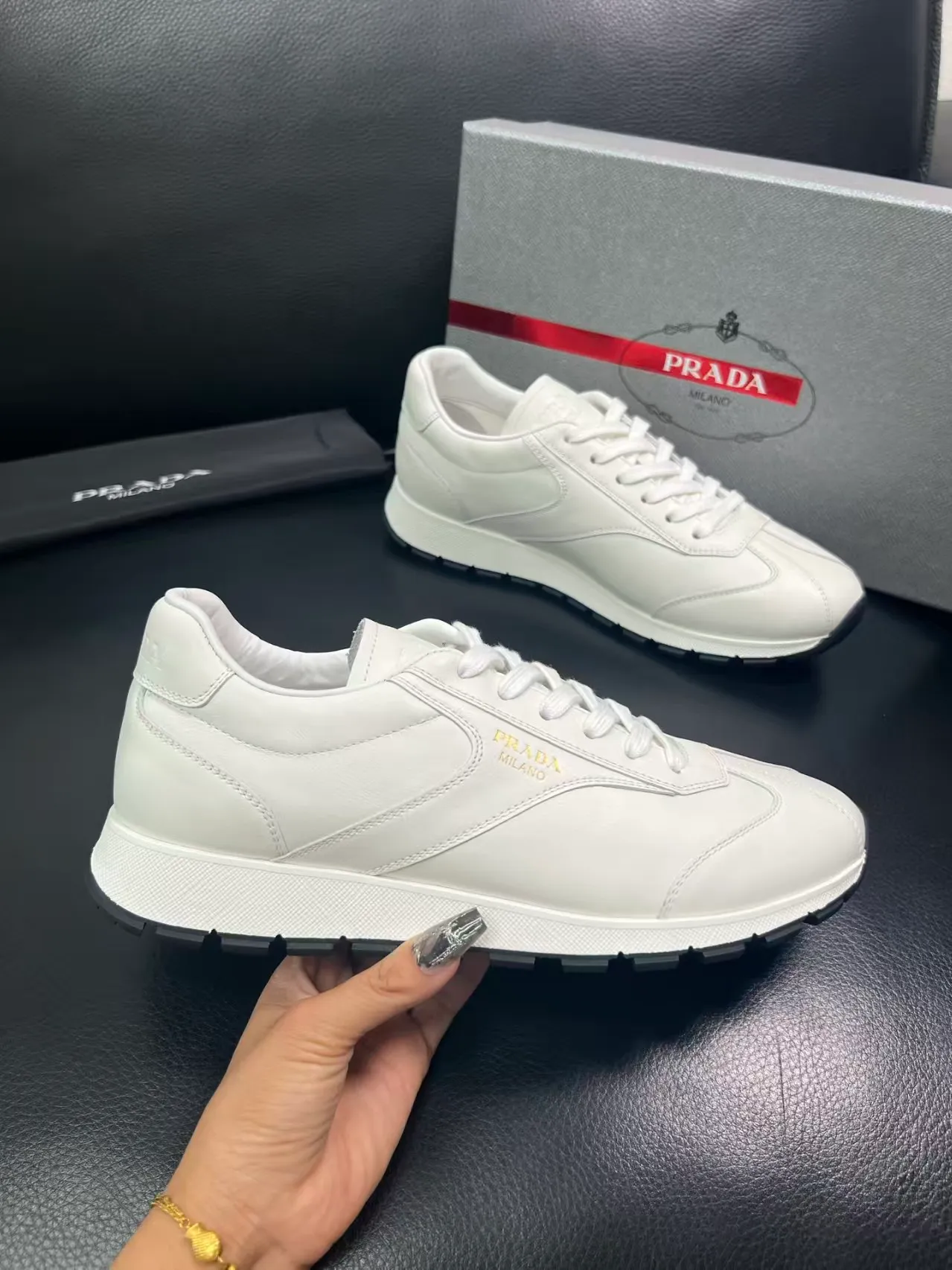 P440 Yuan 38-45 Prada Prada’s new men’s leather sneakers, the highest version on the market, any comparison is welcome🆚! The original leather has excellent texture and is super high-end! Fetal sheep net lining imported from Italy, removable pad! Luxurious materials and fine workmanship, highly recommended!